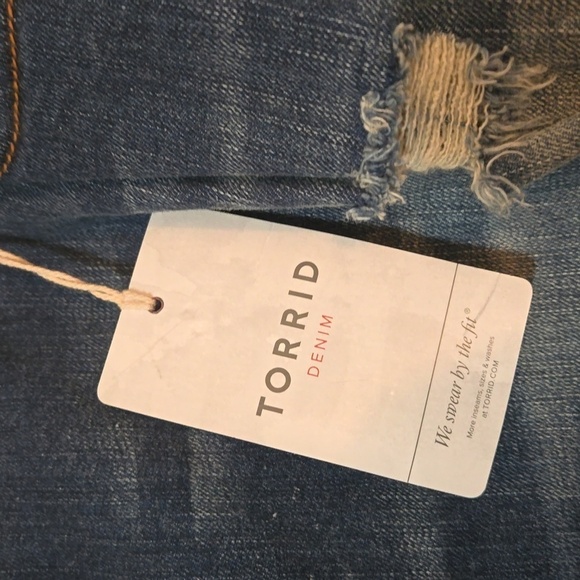 Torrid We Swear By The Fit Ripped Denim Cutoff Shorts Size 26 NWT - Picture 2 of 7